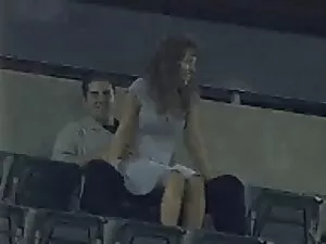 Os pés, o busty Darc ...