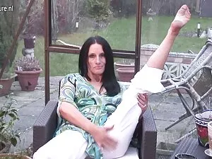 A Milf loira lambe o ...