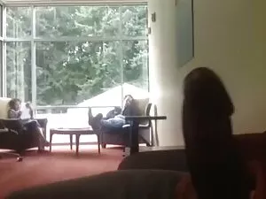 Loura pequena em mei ...