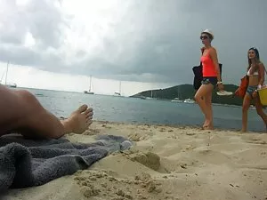 Uma menina bonita qu ...
