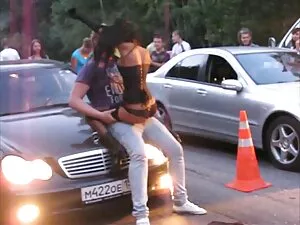 Dois abelhões assist ...